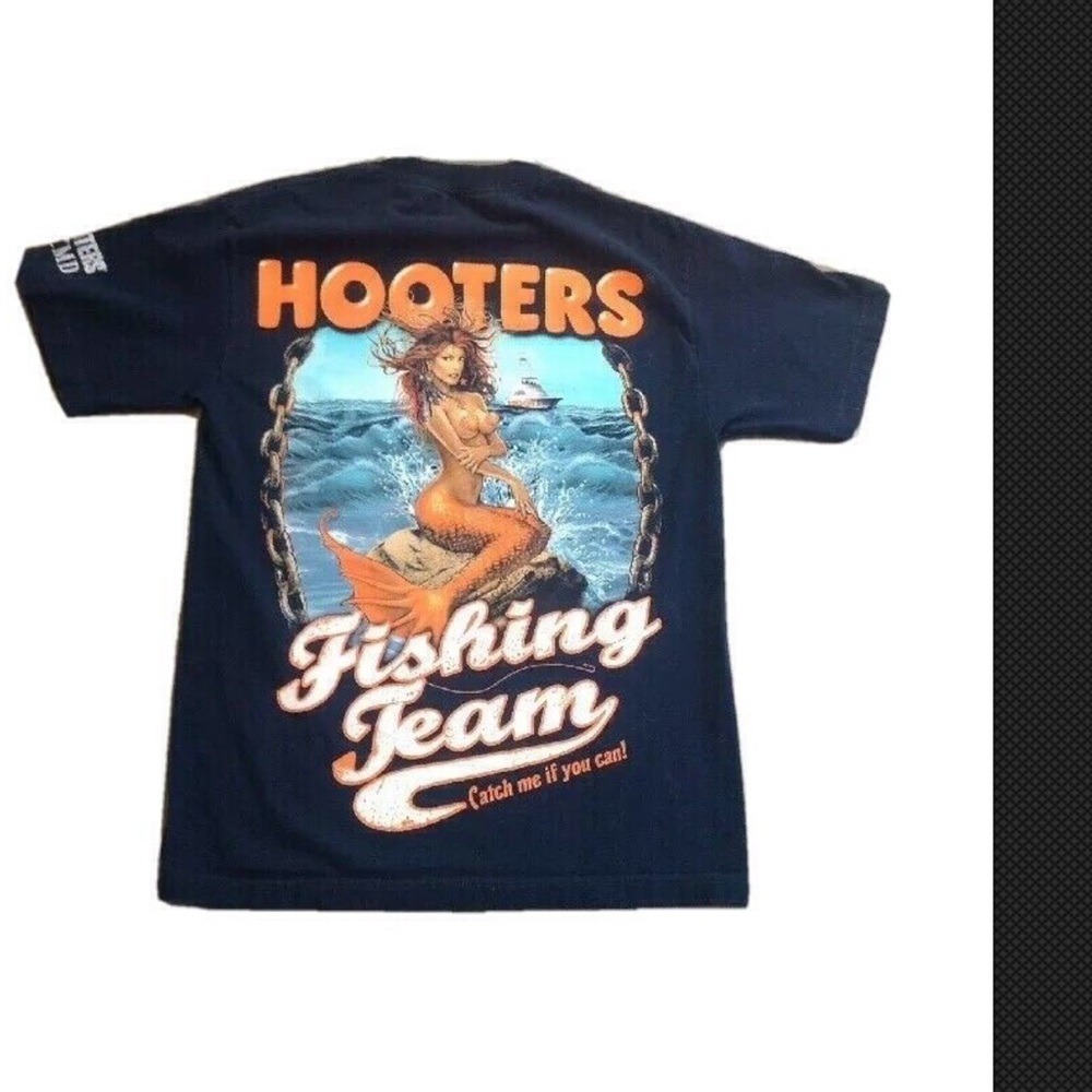 VTG 90S HOOTERS OCMD MERMAID FISHING T MENS L